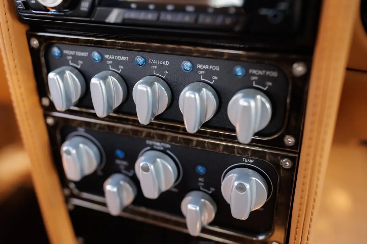 bristol-fighter-switchgear-detail